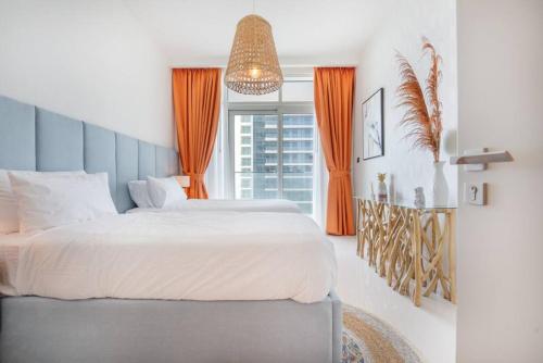 Postel nebo postele na pokoji v ubytování Tropical Home w Private Beach in Emaar Beachfront