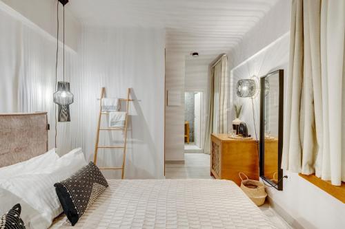 Tempat tidur dalam kamar di Nomadic Cozy Rooms