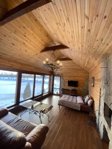 una gran sala de estar con un gran techo de madera. en Диброва en Dibrova