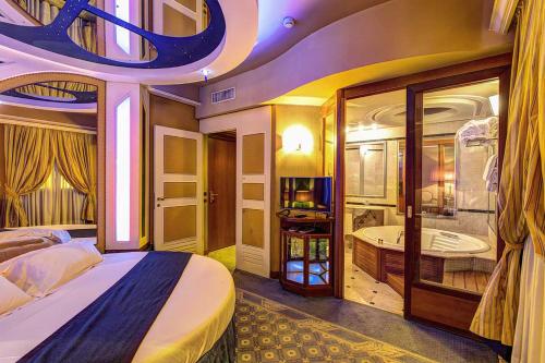 リミト・ディ・ピオルテッロにあるHotel Motel Miamiのベッドルーム1室(ベッド1台付)、