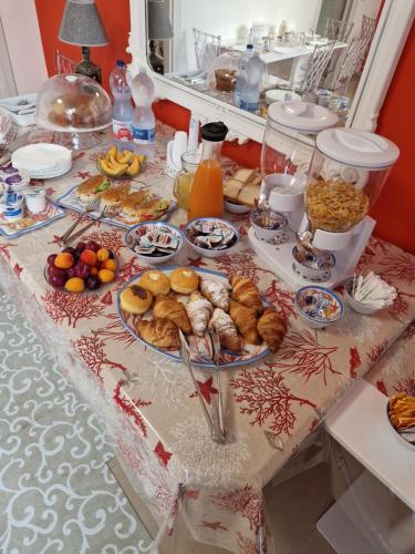 een tafel met veel borden eten erop bij Corallo Rosso B&B in Terrasini