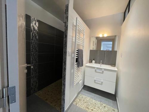 a bathroom with a shower and a sink and a mirror at Villa COSA Spa privatif, Gîte proche Sarlat in Vitrac