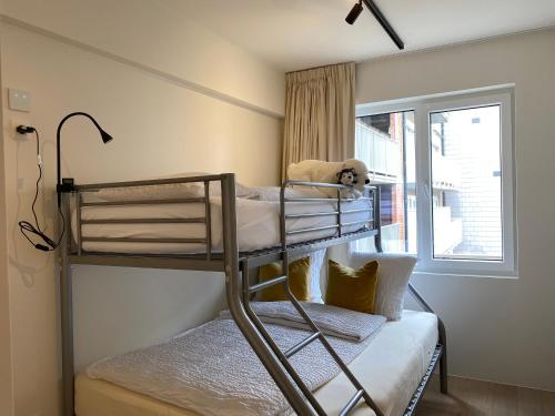 מיטה או מיטות קומותיים בחדר ב-DE HORLOGE luxueus vakantie appartement