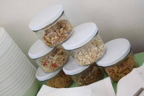 fourason jars filled with granola on a table at Pension Waldhof am Stubenbergsee in Stubenberg