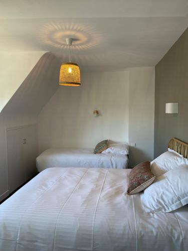 Ένα ή περισσότερα κρεβάτια σε δωμάτιο στο Hôtel de la cale