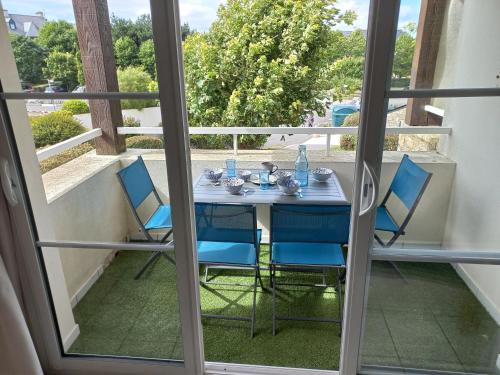 une table et des chaises sur un balcon avec vue dans l'établissement 1101, à Arzon