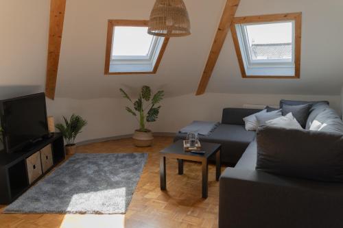 sala de estar con sofá y TV en Ferienwohnung „ Happy Place“ Orscholz, en Mettlach