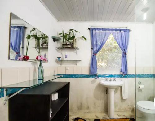Koupelna v ubytování Hospedaria Kanach' - Pequena Cabana Arev com Cachoeira Particular