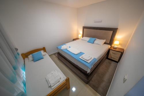 uma vista panorâmica de um quarto com 2 camas em Holiday Park Verse em Ulcinj