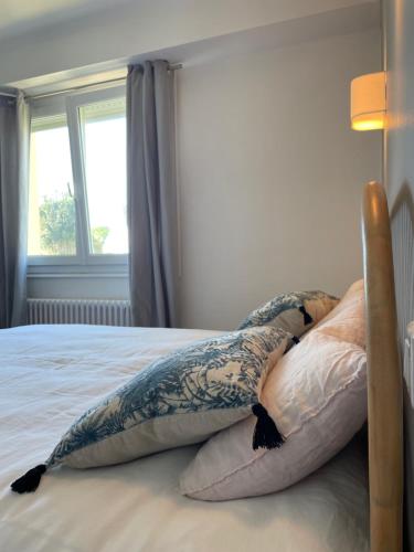Ένα ή περισσότερα κρεβάτια σε δωμάτιο στο Hôtel de la cale