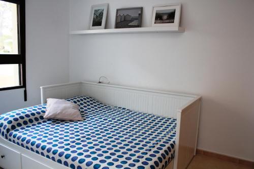 1 dormitorio con 1 cama con edredón azul y blanco en Riumar 'Mar i Cel', 220m to beach, private pool, On-Site-Service, dog beach, en Riumar