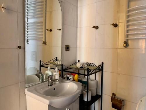 ein Bad mit einem Waschbecken und einem Spiegel in der Unterkunft Beautiful and charming apartment in the heart of the Old Town in Warschau