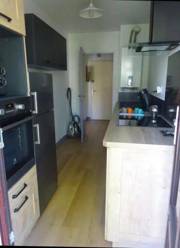 eine Küche mit einer Spüle und einer Arbeitsplatte in der Unterkunft Appartement T2 avec place de parking in Bayonne