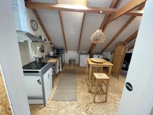 cocina con fogones y mesa. en De Pikeur, en Deventer