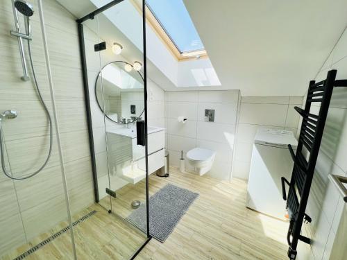 een badkamer met een douche en een toilet bij Villa Szófia Veszprém apartments in Veszprém