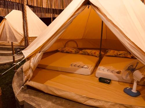 Bett in einem Zelt in einem Zimmer in der Unterkunft Mt Hamiguitan Escape Resort in La Union