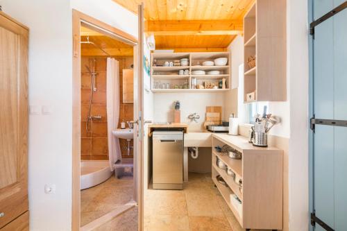 ein Badezimmer mit einem Waschbecken und einer Badewanne in der Unterkunft House with a swimming pool - Olive Grove Sumartin in Sumartin