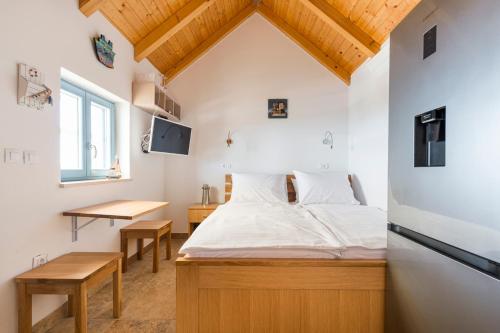 ein Schlafzimmer mit einem Bett und einem Schreibtisch in einem Zimmer in der Unterkunft House with a swimming pool - Olive Grove Sumartin in Sumartin