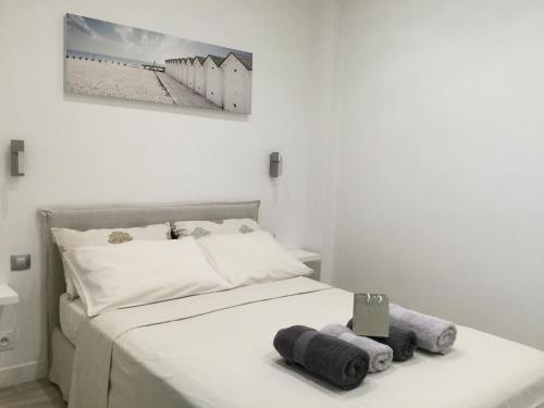 a bedroom with a bed with two towels on it at Carré d’Or super 2 pièces in Nice