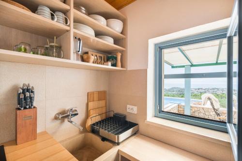 Dapur atau dapur kecil di House with a swimming pool - Olive Grove Sumartin