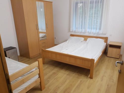 1 dormitorio con 2 camas y ventana en Union apartmani Boracko jezero, en Konjic