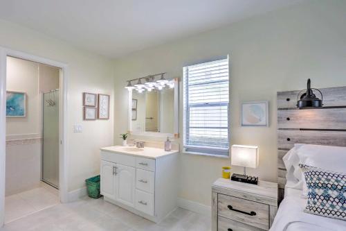Bathroom sa Jensen Beach Home with Private Dock and Ocean Access!