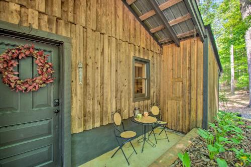 Taman di luar Charming Lakefront Cabin Fish, Hike and More!