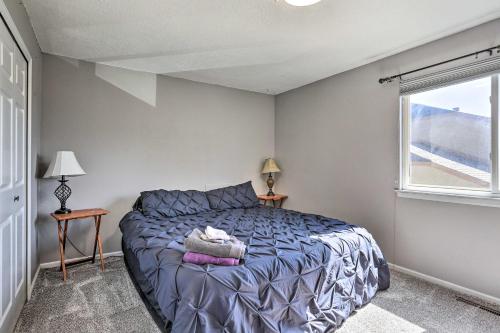 Tempat tidur dalam kamar di Littleton Family Home about 12 Mi to Dtwn Denver!