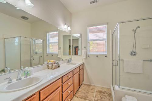 Bathroom sa Sunny Palm Desert Home - Swim, Golf and Relax!