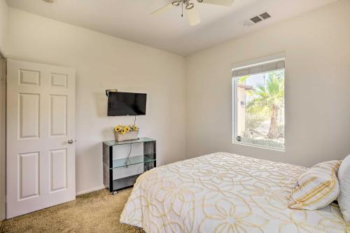 1 dormitorio con 1 cama y TV de pantalla plana en Sunny Palm Desert Home - Swim, Golf and Relax! en Palm Desert