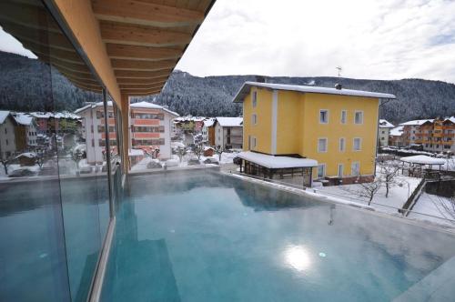 une grande piscine au milieu d'une ville dans l'établissement Hotel Select, à Andalo