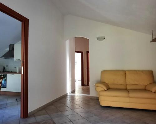 a living room with a couch and a kitchen at Ai pè da Colla in Castelbianco