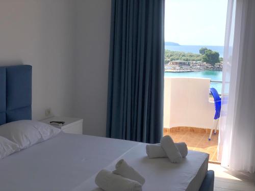 Ένα ή περισσότερα κρεβάτια σε δωμάτιο στο Dine Hotel