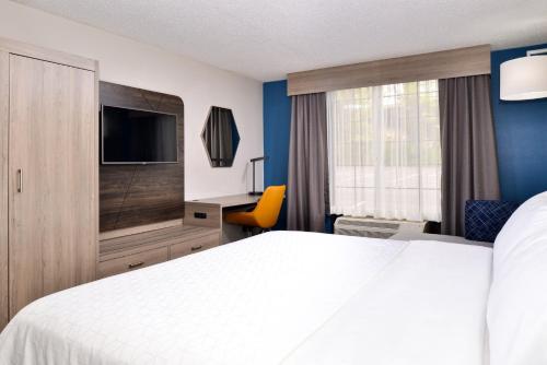 Tempat tidur dalam kamar di Holiday Inn Express Winston-Salem Medical Ctr Area