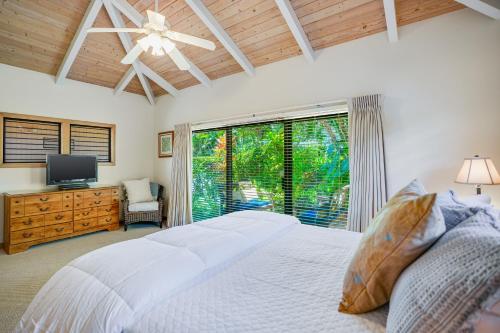 En eller flere senger på et rom på Hale Poipu Nani