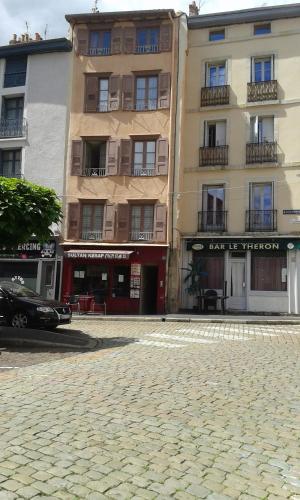 Fotografia z galérie ubytovania LE SULTAN DU THERON 1er Etage v destinácii Le Puy en Velay