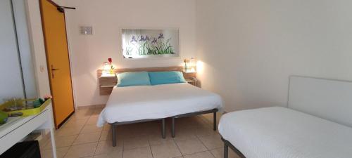 Ένα ή περισσότερα κρεβάτια σε δωμάτιο στο Le Petit Hotel