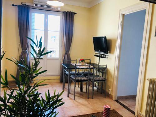 une pièce avec une table, des chaises et une télévision dans l'établissement 