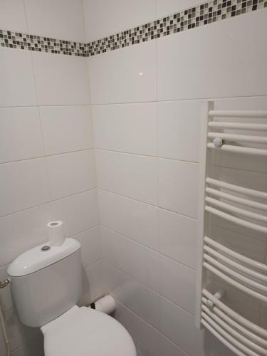 マント・ラ・ジョリーにあるStudio à mantesのトイレとタイル張りの壁があるバスルーム