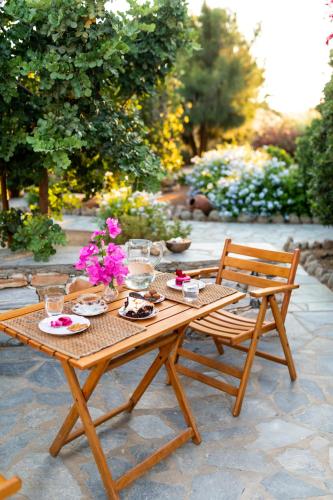 Κήπος έξω από το Sunrock Suites