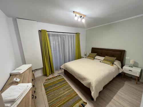 Ένα ή περισσότερα κρεβάτια σε δωμάτιο στο Casa Ana Corbșori