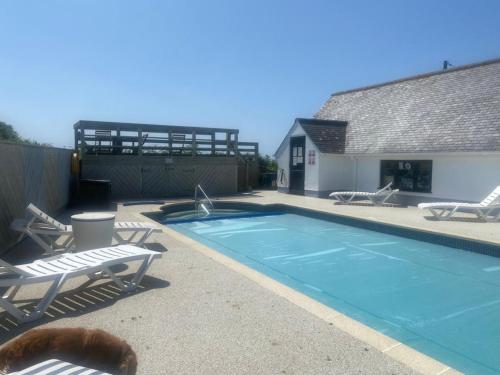 Gallery image of 2 Bedroom cottage sleeps 4 with Hot-tub, & shared Pool use in Sennen