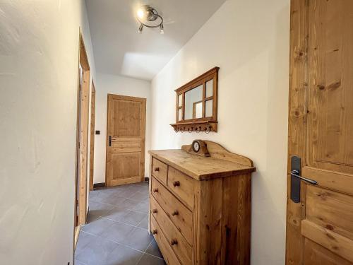 Cette chambre comprend une armoire en bois et une porte. dans l'établissement T3 centre Chamonix, parking, WiFi, 4-6 pers - FR-1-507-3, à Chamonix-Mont-Blanc