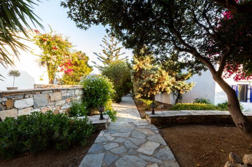 Κήπος έξω από το Sunrock Suites