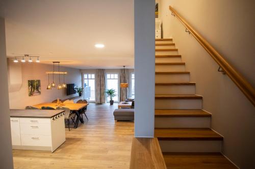 eine Treppe, die zu einem Wohnzimmer und einem Esszimmer führt in der Unterkunft Hanses Hof in Brilon