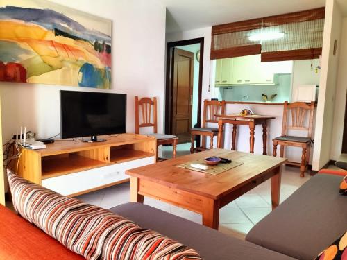 salon z kanapą i stołem w obiekcie Piso en Conil, 1º linea de playa con Wifi gratis w mieście Conil de la Frontera