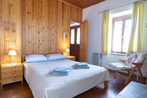 sypialnia z łóżkiem i dwoma ręcznikami na nim w obiekcie Stone House in Lafkos Pelion w mieście Lafkos