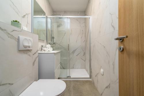 Kúpeľňa v ubytovaní New! Villa KING with private pool with hydromassage, 4 bedrooms, 3km from sea and town Omiš