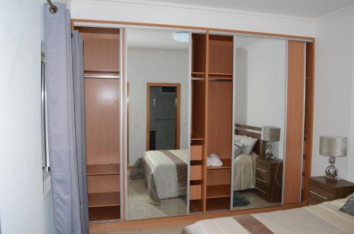 espejo grande en un dormitorio con cama en La Terraça, en Praia