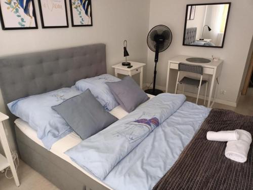 1 dormitorio con 1 cama grande con sábanas azules en Apartament Polonia, en Szczecin